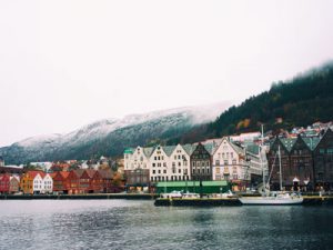 puerto de noruega con barco y casas